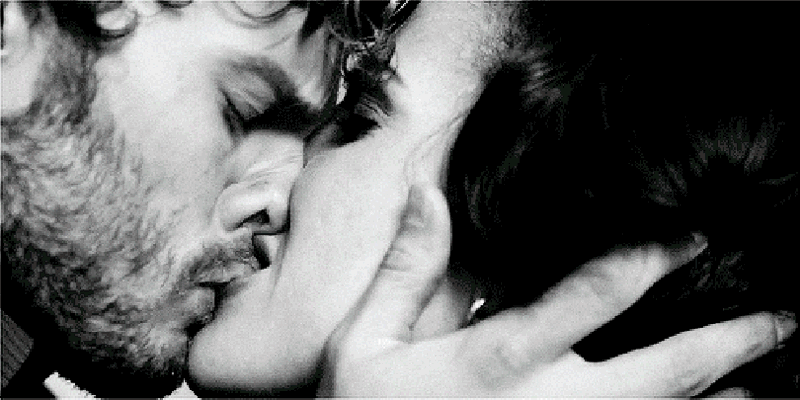 Гифки женщина целует мужчину. Страстный поцелуй. Нежные объятия и поцелуи. Поцелуй страсть. Нежный поцелуй.