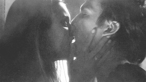 Самый жесткий поцелуй. Страстный поцелуй. Красивый поцелуй гиф. Поцелуй страсть. Страстно целует.
