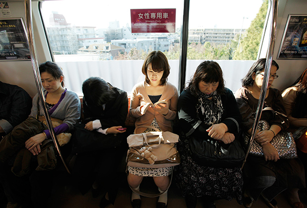 Вагон «только для женщин» токийского метро