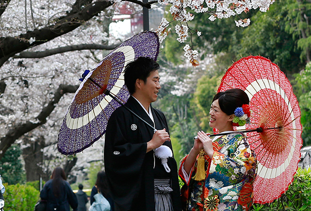 Пара в традиционных японских свадебных кимоно 