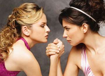Две девушки борятся