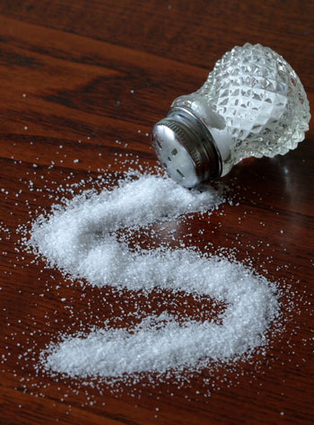 Соль рассыпалась из солонки