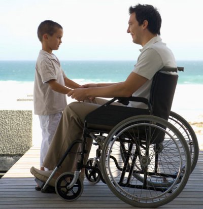 Мужчина в инвалидной коляске и ребенок