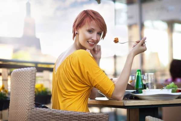 Как научиться есть медленно Фото девушки за столом