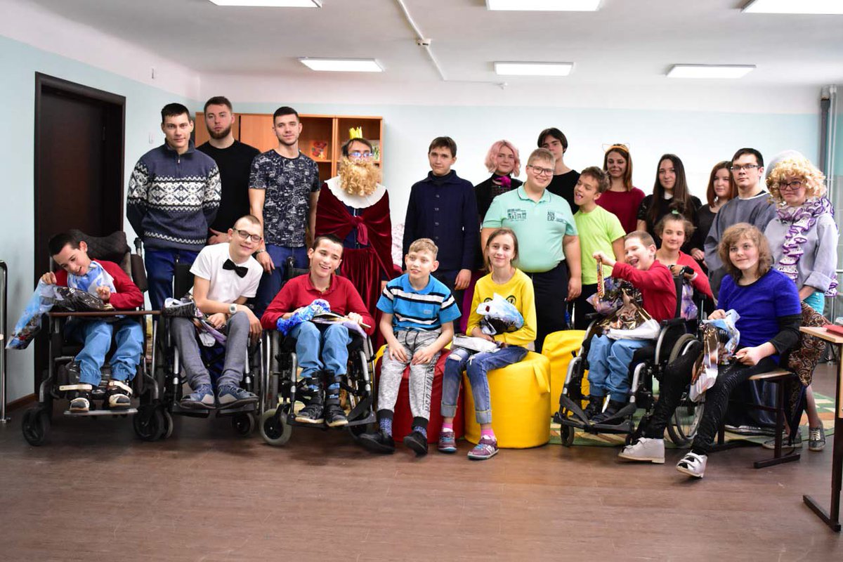 Инвалид с детства с возраста. Школа интернат 152 Новосибирск. Интернат для детей инвалидов. Дети инвалиды в школе. Школа для инвалидов.