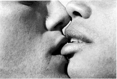 очень страстный поцелуй