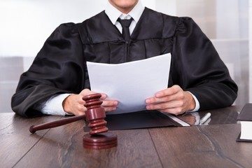 Как оспорить отцовство в суде